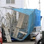 建物に組まれた足場が倒壊し、下敷きになった車＝３日午前８時４２分、神戸市西区見津が丘３（撮影・吉田敦史）