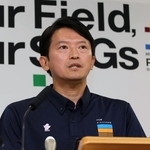 定例会見に臨む斎藤元彦知事＝３日午後、神戸市中央区（撮影・笠原次郎）