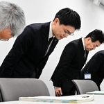 ふるさと納税寄付者の個人情報が漏えいし、記者会見で頭を下げる吉平敏孝・洲本市長（左から２人目）と市幹部＝洲本市役所