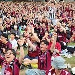 ヴィッセル神戸の優勝が決まった瞬間、両手を挙げて喜ぶサポーター＝６日午後、ノエビアスタジアム神戸