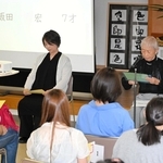 神戸空襲で亡くなった人の名前を読み上げる参加者＝６日午前、薬仙寺（撮影・大田将之）
