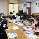 西方寺のスペースを利用して行われた寺子屋学習会の様子。大学生ら（手前）が個別指導した（志門会提供）