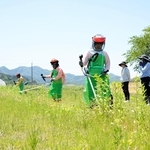 草刈り機の使用を体験する女性ら＝豊岡市土渕