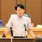 兵庫県議会定例会本会議で一般質問に答える斎藤元彦知事＝８日午前、県公館