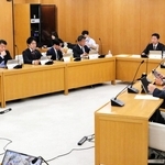 斎藤元彦知事の給与を減額する改正条例案の継続審議を決めた兵庫県議会総務常任委員会＝９日午前、県庁