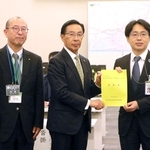 国土交通省の担当者に要望書を手渡す京都府の西脇隆俊知事（中央）と兵庫県の安達孝実技監（左）＝東京都千代田区