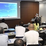 航空自衛隊の役割を語る前田浩幸さんの講演に耳を傾ける参加者ら＝東京都内