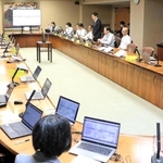 兵庫県庁舎建て替えの基本計画策定に向けて開かれた有識者検討会議の初回会合＝県庁