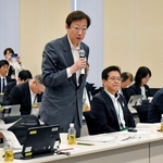 兵庫県関連の国会議員らに神戸市の現状などを説明する久元喜造市長（中央）ら＝東京・永田町