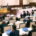 知事給与減額案を継続審議とするかどうか賛否が問われた兵庫県議会本会議＝１１日午前、神戸市中央区、県公館（撮影・長嶺麻子）