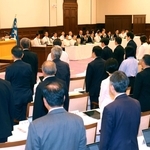 知事給与を減額する改正条例案の継続審査を決定した兵庫県議会本会議＝１１日午後、神戸市中央区、県公館（撮影・長嶺麻子）