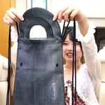 学生が考案した銅鐸型ナップサック。動物や人が描かれた文様が細部まで見て取れる＝神戸松蔭大