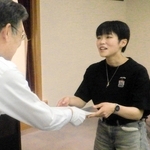 委嘱状を受け取る学生（右）＝兵庫県警本部（県警提供）