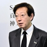 定例会見で神戸市室内管弦楽団問題について話す久元喜造市長＝１１日午後、神戸市役所