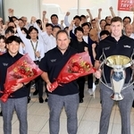 ラグビーリーグワンを初制覇し、神戸新聞社を訪れたコベルコ神戸スティーラーズの（左から）李承信選手、デイブ・レニー・ヘッドコーチ、ブロディ・レタリック選手＝１１日午後、神戸市中央区東川崎町１（撮影・鈴木雅之）