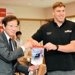 久元喜造市長にペナントを贈るコベルコ神戸スティーラーズ共同主将のブロディ・レタリック選手（右）＝神戸市役所
