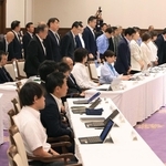 知事給与を減額する改正条例案の継続審議を賛成多数で決めた兵庫県議会本会議＝１１日午前、神戸市中央区下山手通４、県公館（撮影・丸山桃奈）