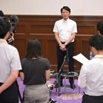 自らの給与を減額する改正条例案が継続審議となり、受け止めを述べる斎藤元彦兵庫県知事＝１１日午後、神戸市中央区、県公館（撮影・大田将之）
