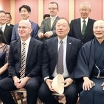 祝賀会で記念写真に納まる、コソボ共和国のサブリ・キチマリ大使（前列左から２人目）と簑原俊洋名誉領事（同３人目）＝神戸市中央区北野町１、ホテル北野プラザ六甲荘