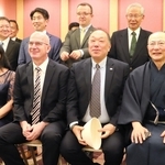 祝賀会で記念写真に納まる、コソボ共和国のサブリ・キチマリ大使（前列左から２人目）と簑原俊洋名誉領事（同３人目）＝神戸市中央区北野町１、ホテル北野プラザ六甲荘