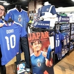 ユニホームなど日本代表グッズがそろう特設コーナー＝５日午後、神戸市中央区東川崎町１、スーパースポーツゼビオ神戸ハーバーランド店（撮影・吉田敦史）