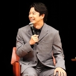 撮影秘話などを披露する俳優の仲野太賀さん＝１４日午後、朝来市和田山町玉置