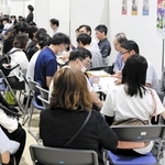 ２１大学が出典した個別ブースで、各大学の特徴や入試制度を聞く参加者＝神戸市中央区浜辺通５、神戸サンボーホール