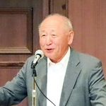 日本の安全保障について講演する、元自衛隊統合幕僚長の河野克俊さん＝神戸市中央区波止場町、神戸メリケンパークオリエンタルホテル