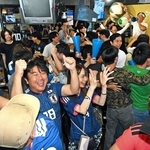 鎌田の同点弾に沸くサポーターたち＝１５日午前、神戸市中央区中山手通１、ＤＦｅｎｃｅ（撮影・大田将之）