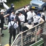 歩道橋で抗議する人たち＝４月、神戸市中央区下山手通４