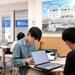 「ＴＡＫＵＭＡ　Ｂｅａｒ-Ｌｏｕｎｇｅ」の愛称がついた海事科学研究科の学生フリールーム＝神戸大学深江キャンパス