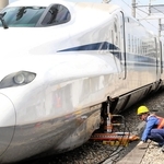 油圧ジャッキなどを使って新幹線の車両を持ち上げる訓練を行う作業員ら＝大阪府摂津市安威川南町