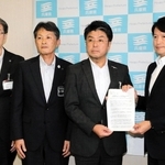 兵庫県の斎藤元彦知事（右端）に要望書を手渡し、ドクターヘリの安定運航を求める豊岡市の門間雄司市長（右から２人目）＝県庁