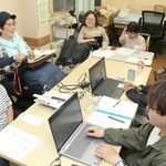 集会の内容を議論する知的障害や身体障害の当事者たち＝神戸市兵庫区中道通６