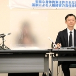 会見でアクリル板越しに少女への思いを語る母親（左）＝１７日午前、神戸市中央区