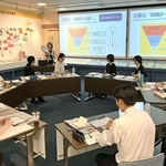 新聞記事の書き方についてレクチャーを受ける神戸市外大の学生ら＝神戸市中央区、神戸新聞社