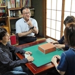 ひきこもり当事者（手前右）の悩みを聞くＮＰＯ法人「神戸オレンジの会」の藤本圭光代表（左から２人目）らスタッフ＝神戸市長田区