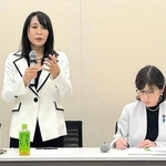 兵庫県内の障害福祉事業所に勤める少女が死亡した事案について疑問を投げかける森雅子元法相（左）ら＝東京都千代田区