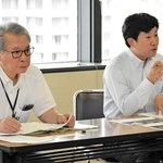 声明の内容について説明する自由法曹団兵庫県支部の松山秀樹支部長（左）ら＝神戸市役所