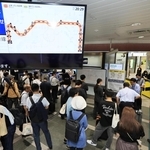 東海道新幹線の運転見合わせで混雑する新神戸駅の改札＝１９日午後８時２９分、新神戸駅（撮影・鈴木雅之）