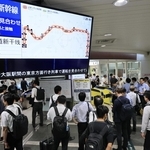 東海道新幹線の運転見合わせで混雑する新神戸駅の改札＝１９日午後８時４１分、新神戸駅（撮影・鈴木雅之）
