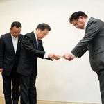 要望書を手渡す守本真一副知事（右から２人目）らと受け取る上野賢一郎厚生労働相＝２０日午後、豊岡市日高町栗栖野