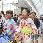 子どもたちのパレードで開幕した姫路ゆかたまつり＝２０日午後、姫路市西二階町（撮影・中西幸大）