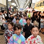 子どもたちのパレードで開幕した姫路ゆかたまつり＝２０日午後、姫路市西二階町（撮影・中西幸大）
