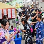 露店で賑わう西二階町商店街＝姫路市西二階町