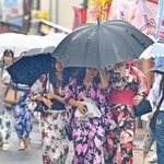 雨の中、浴衣で散策する人たち＝姫路市立町