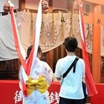 長壁神社に参拝する来場者＝姫路市立町