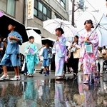 子どもたちのパレードで開幕したゆかたまつり＝２０日午後、姫路市内（撮影・中西幸大）