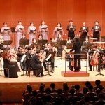 神戸市混声合唱団と共演して曲を届ける神戸市室内管弦楽団＝20日午後、神戸市中央区楠町４