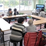 食事会でカラオケを楽しむ高齢者ら＝洲本市畑田組